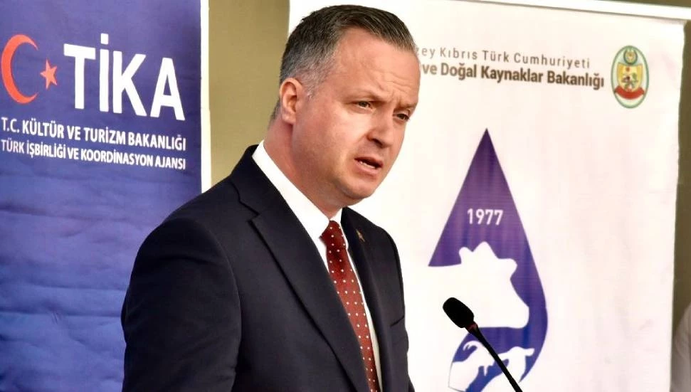 ” Kuru otların bulunduğu arazide çıkan yangın, ormanlık alana ilerliyor!”