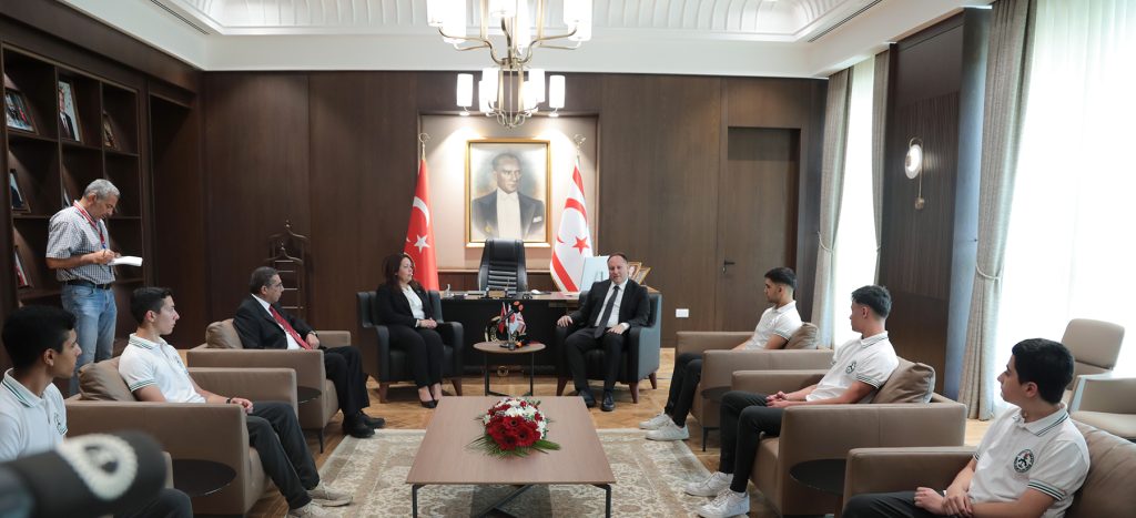 Meclis Başkanı Öztürkler Sedat Simavi Endüstri Meslek Lisesi öğrencilerini kabul etti