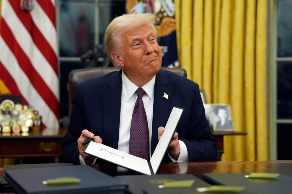 Trump’ın 12 ülkenin vatandaşlarına yönelik seyahat yasağı yürürlüğe girdi