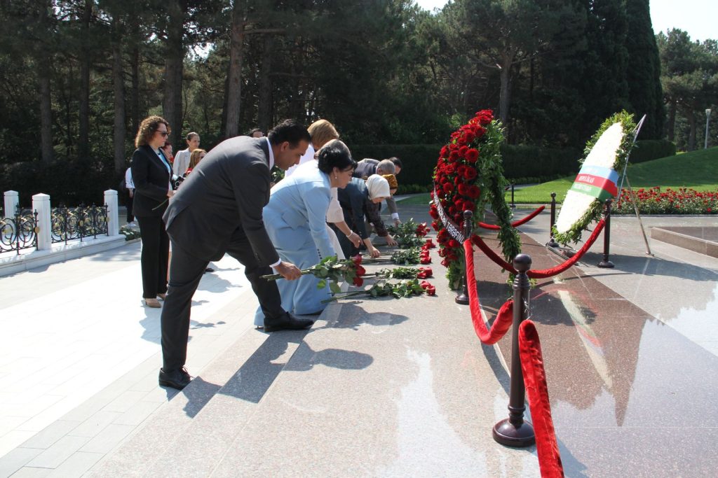 Bakan Gardiyanoğlu, Azerbaycan ve Türk şehitliklerini ziyaret etti