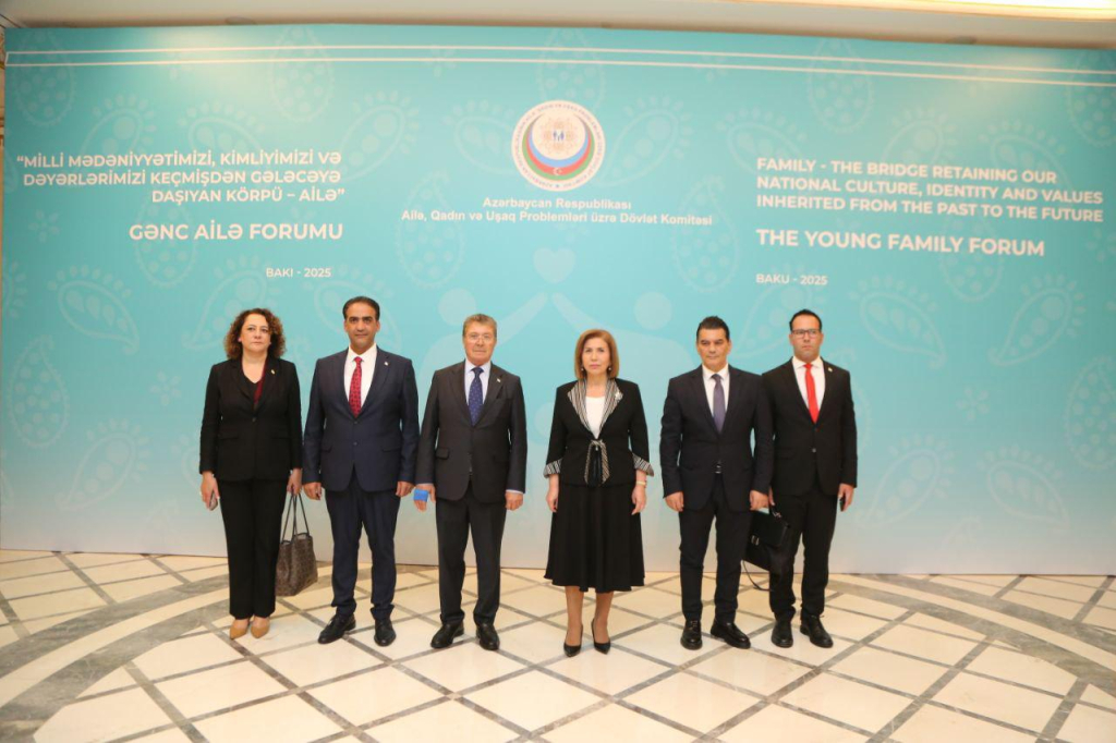 Üstel, Bakü’de “Genç Aile Forumu” kapsamında düzenlenen sergiyi ziyaret etti
