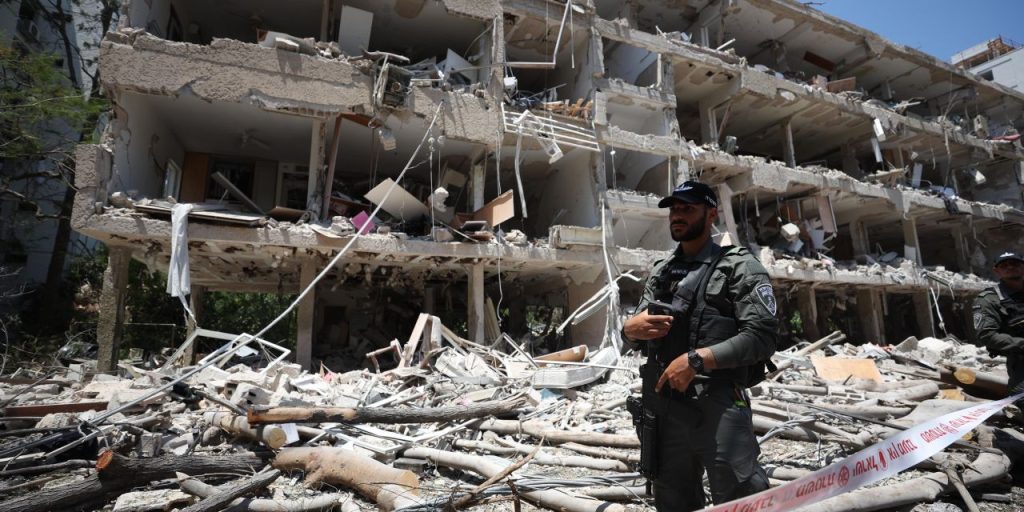 İsrail ordusu, İran’ın bu sabah beşinci dalga füze saldırısı başlattığını duyurdu