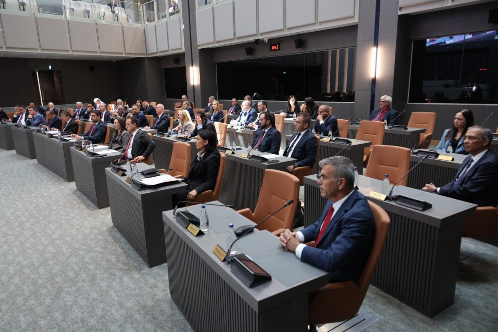 Genel kurulda güncel konuşmalar yapılıyor