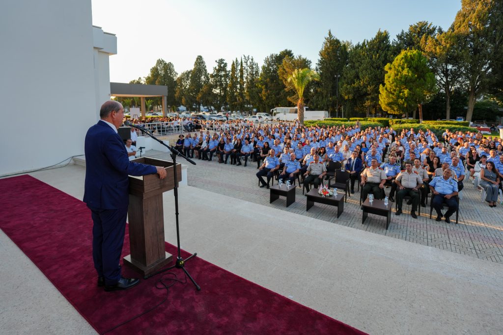 Cumhurbaşkanı Tatar, polis teşkilatının devletin en güvenilir kurumlarından biri olduğuna vurgu yaptı; terfi alan personeli tebrik etti