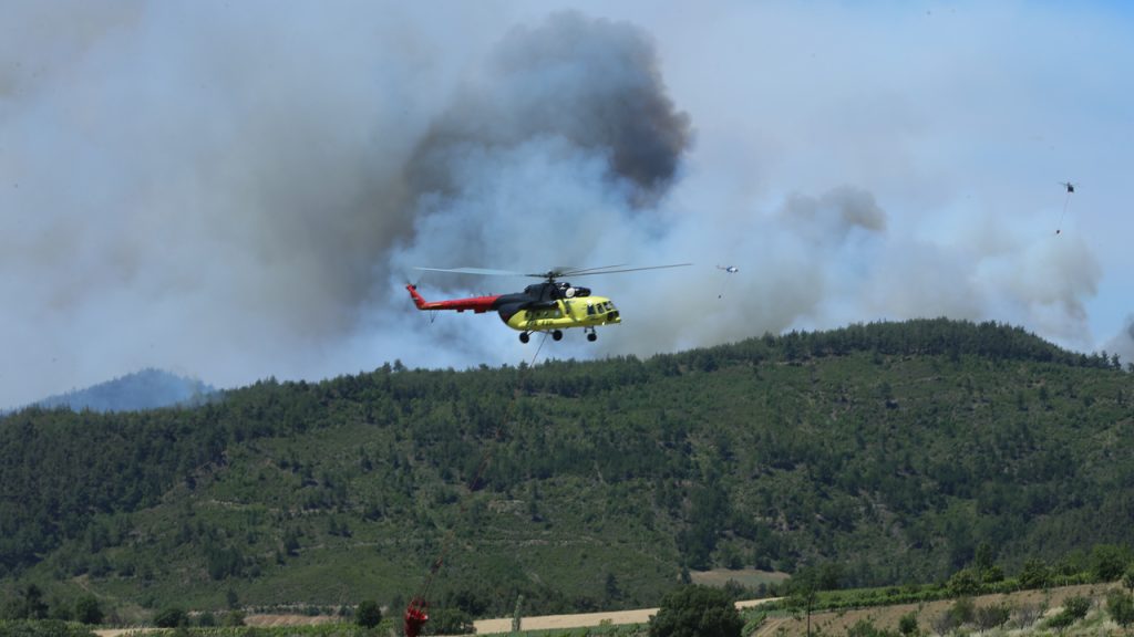 Orman yangınlarına havadan ve karadan müdahale ediliyor