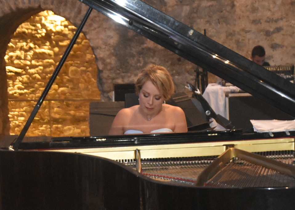 KKTC’li piyanist Rüya Taner Anemurium Antik Kenti’nde konser verdi