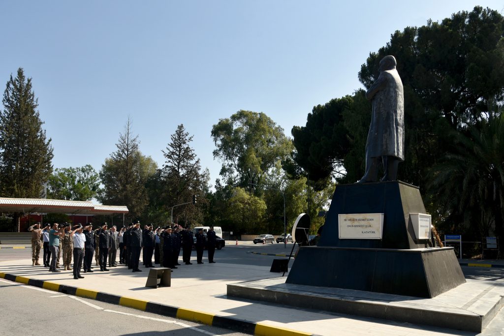 Polis Günü dolayısıyla Polis Genel Müdürü Kasım Kuni ve heyeti anıtlara çelenk koydu
