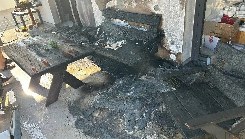 Evin balkonunda yangın çıktı, bahçe mobilyaları küle döndü