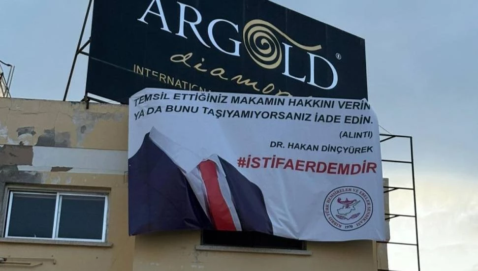 KTHES’ten dikkat çeken Dinçyürek pankart: İstifa erdemdir