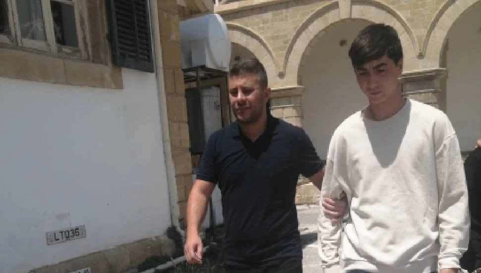 Tuvalet penceresinden girdi, ev sahibini darp etti