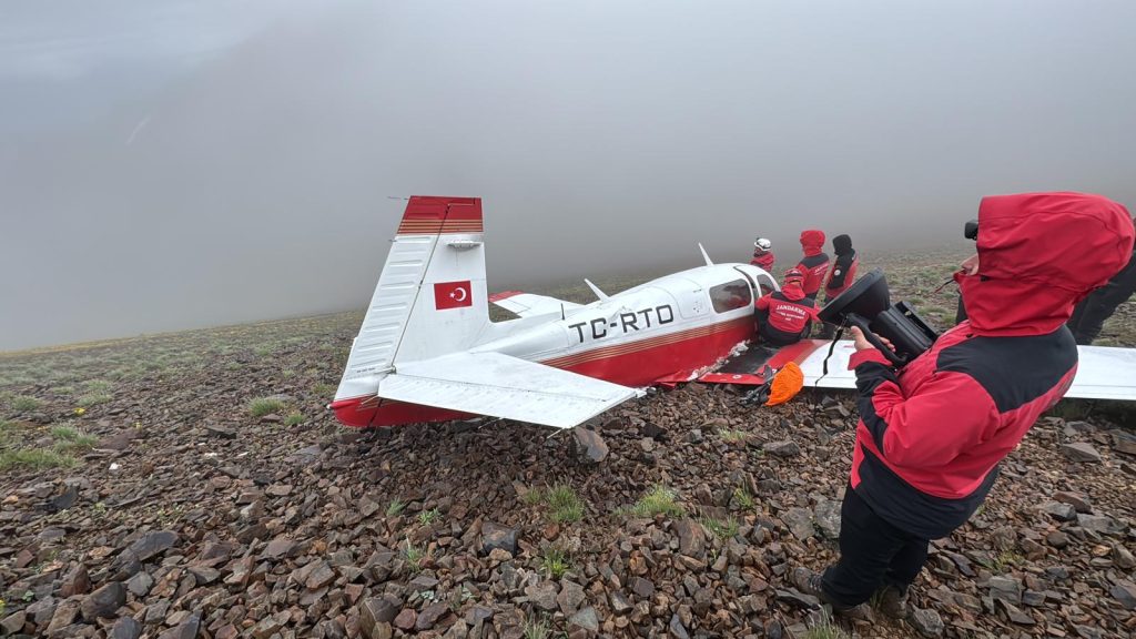 Kaçkar Dağları’nın zirvesine düşen uçağın enkazına ulaşıldı… Pilotun hayatını kaybettiği belirtildi