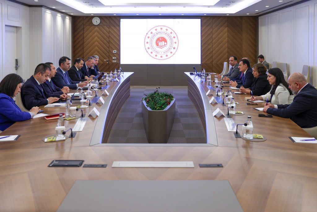 Bakan Oğuz, TC Çevre, Şehircilik ve İklim Değişikliği Bakanı Kurum ile görüştü