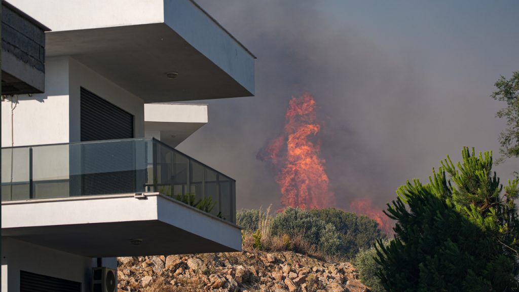 İzmir’in Çeşme ilçesinde çıkan orman yangınına müdahale sürüyor… İzmir- Çeşme kara yolu ulaşıma kapalı