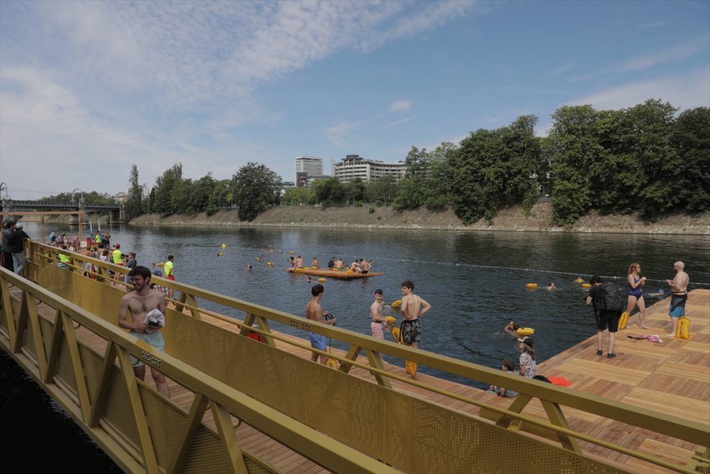 Paris sakinleri yaklaşık bir asır sonra Seine Nehri’nde yüzdü