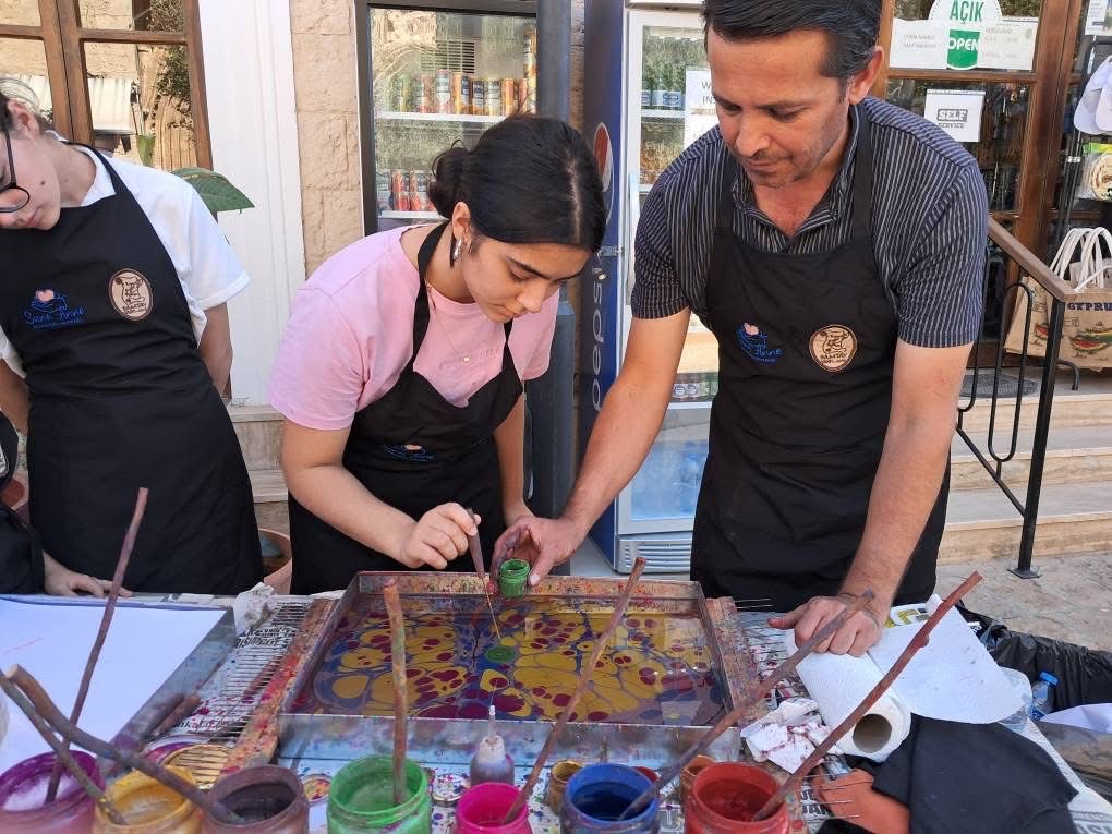 SAMTAY’ın Gazimağusa’daki merkezinde çocuklara ebru eğitimi verildi
