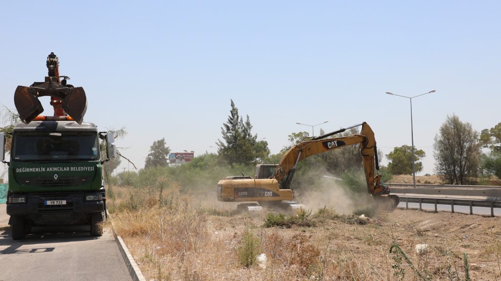 Değirmenlik Akıncılar Belediyesi anayol kenarlarında temizlik çalışması başlatıyor