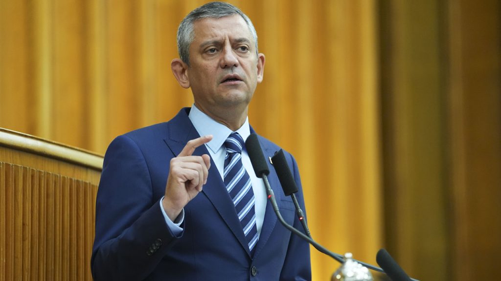 Özgür Özel: “Partimiz barışın yanındadır, sembolik silah bırakma adımını memnuniyetle karşılıyoruz”