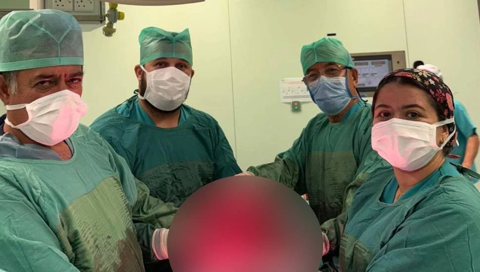 71 yaşındaki kadın hastanın karnından 9 kiloluk kitle çıkarıldı!