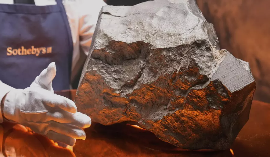 Mars’tan dünyaya düşen en büyük gök taşı 5,3 milyon dolara satıldı