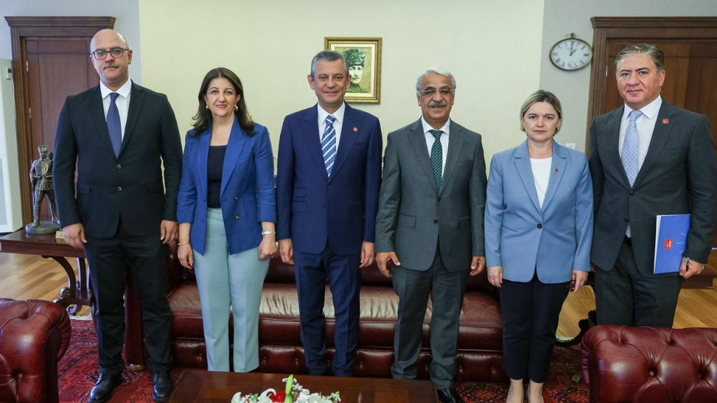 CHP Genel Başkanı Özel, DEM Parti heyetini kabul etti