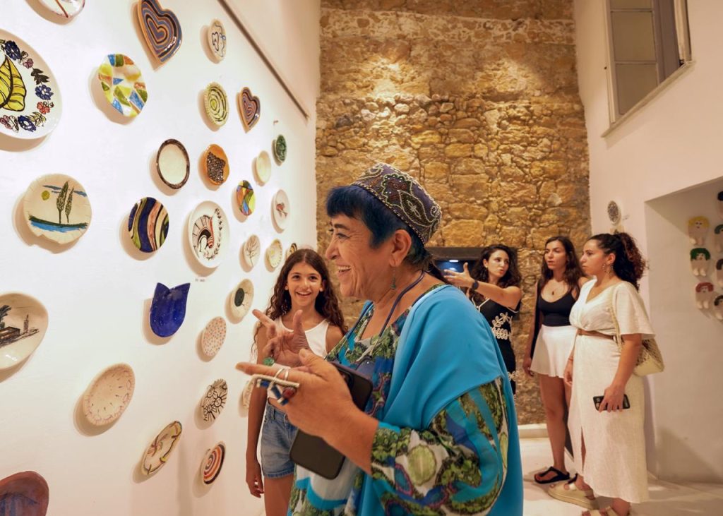 “Topraktan Hikayeler” sergisi dün Rüstem Kitabevi’nde açıldı