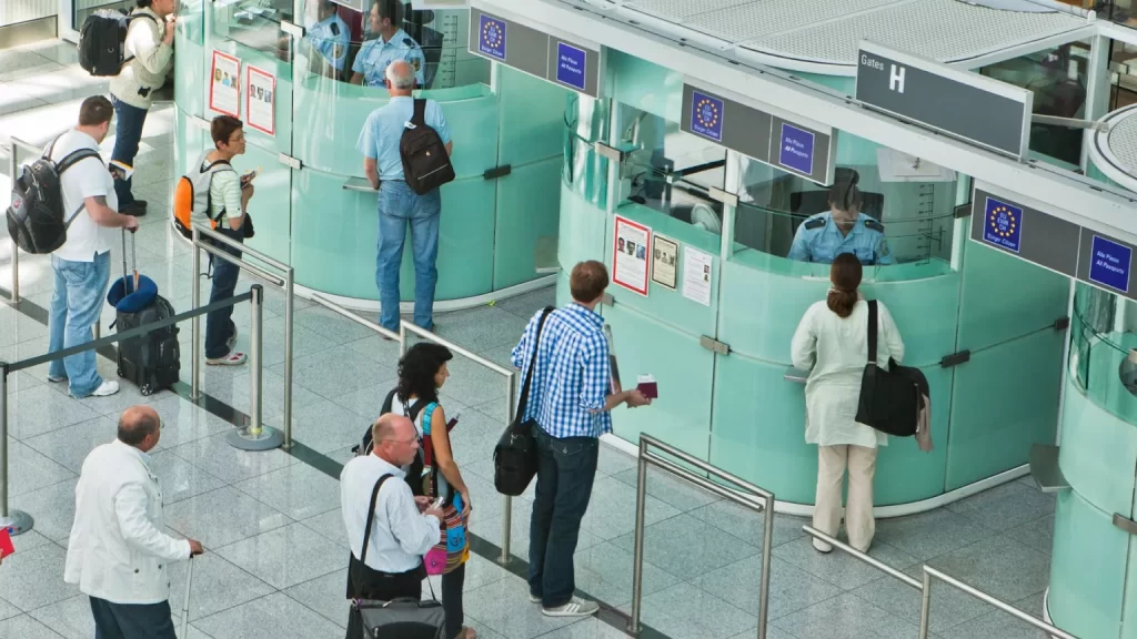 AB, vizeden muaf kısa süreli ziyaretçiler için giriş ücretini üç katına çıkarmayı planlıyor