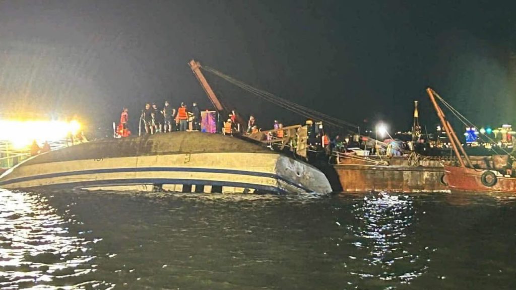Vietnam’da tur teknesi fırtına nedeniyle alabora oldu: 37 ölü
