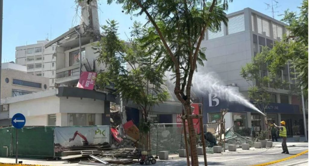Makarios Caddesi’ndeki bir binada yapılan çalışmalar sırasında iskele yıkıldı, yol kapandı