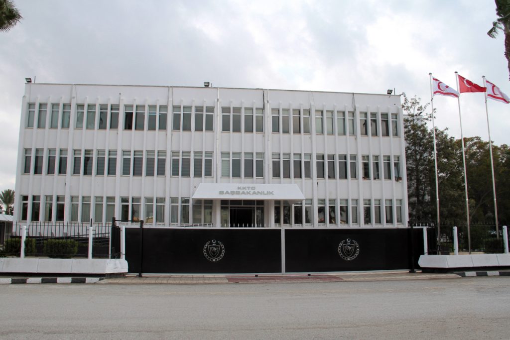 Başbakanlık: “Güney Kıbrıs Rum Yönetimi’ne yapılan yardım teklifi, adada konuşlu yangın söndürme helikopterlerini de kapsayacak şekilde sunuldu”