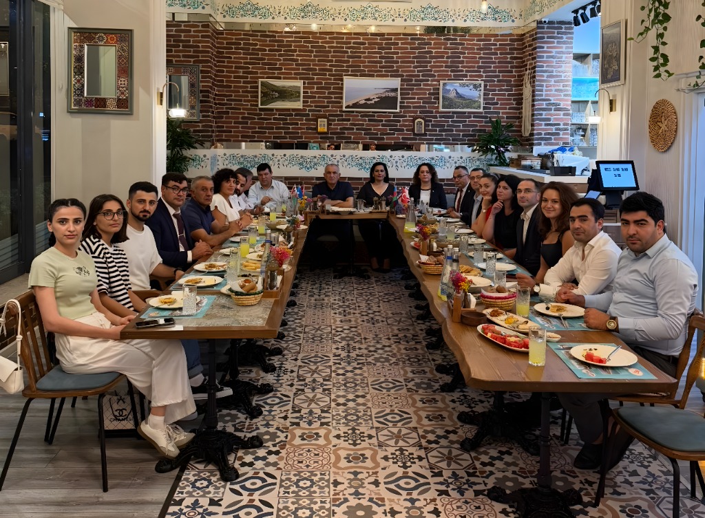 Çavuşoğlu, Azerbaycan’da KKTC üniversiteleri mezunlarıyla buluştu