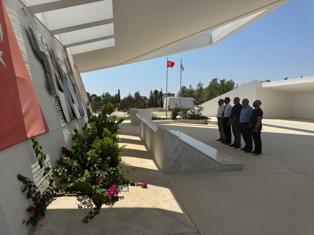 Ulusal Mücadele Vakfı Kurucu Cumhurbaşkanı Denktaş’ın anıt mezarını ziyaret etti