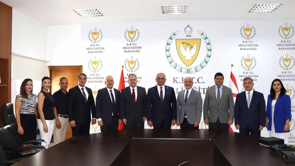 Çavuşoğlu, öğretmenlere yönelik eğitimlere destek veren üniversitelerin rektörleriyle bir araya geldi