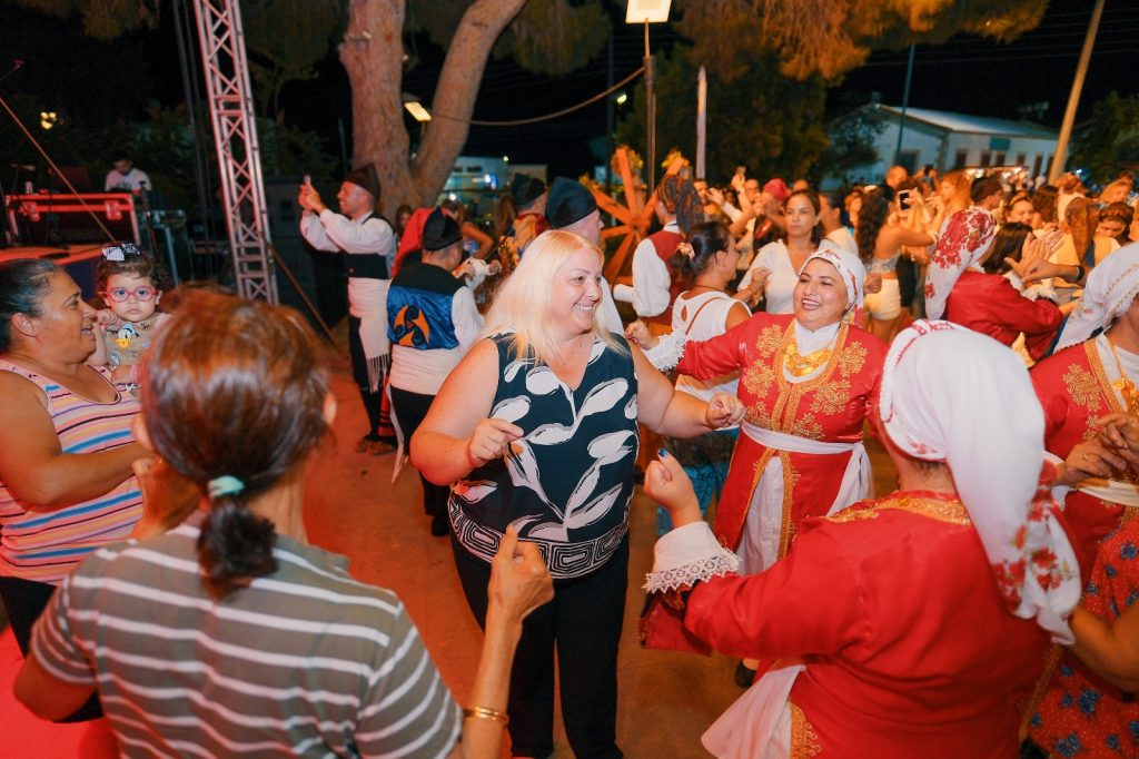 Mehmetçik Üzüm Festivali’nde dün akşam Kıbrıs Gecesi yapıldı, Grup Otantik sahne aldı