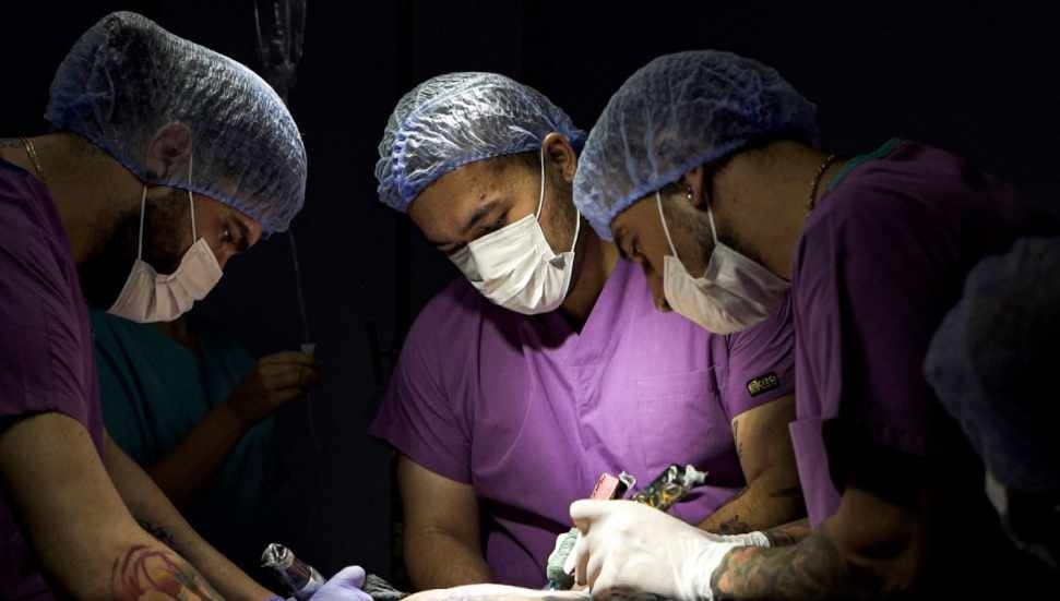 KKTC’de bir ilk: Narkoz altında dövme uygulaması başarıyla gerçekleştirildi