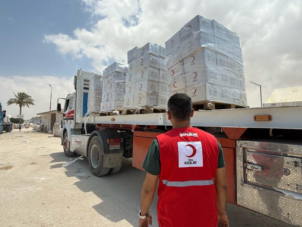 Türk Kızılay’ın Gazze’ye gıda malzemesi taşıyan 165 tırı Refah Sınır Kapısı’ndan geçmeye başladı