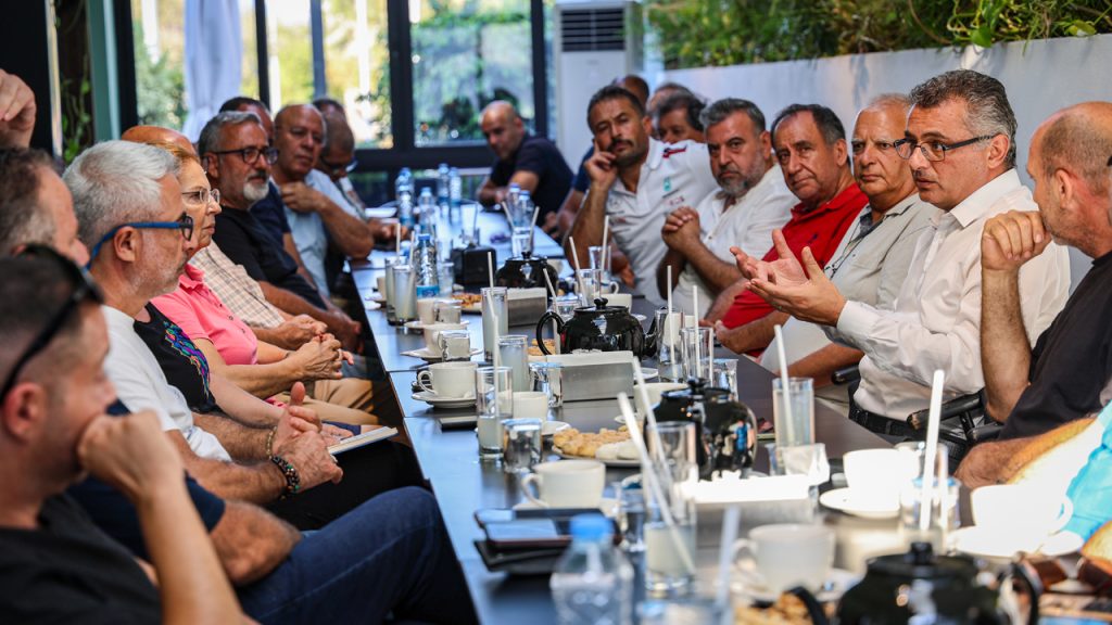 Erhürman, Gazimağusa’da esnafla buluştu