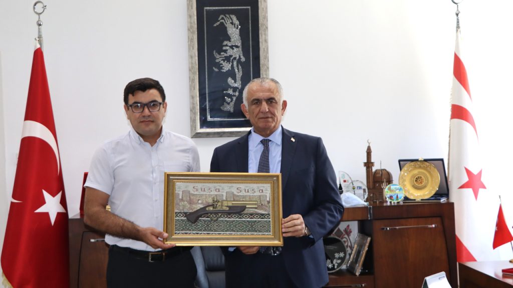 Bakan Çavuşoğlu, Kıbrıs -Azerbaycan Diaspora Merkezi Yönetim Kurulu Başkanı Dinyev’i kabul etti