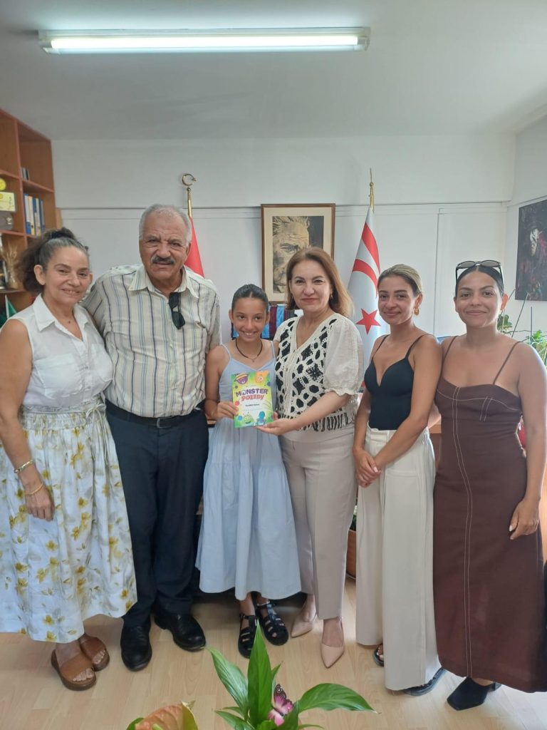 Şair Esen Şafak ve ailesi, Şirin Zaimağaoğlu’na Monster Poetry isimli kitabı takdim etti