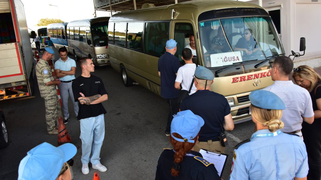 Erenköy kafilesi sınır kapısında engelle karşılaştı… Yeşilırmak Sınır Kapısı’nda bir süre bekletilen kafile, kara yoluyla Erenköy’e hareket etti