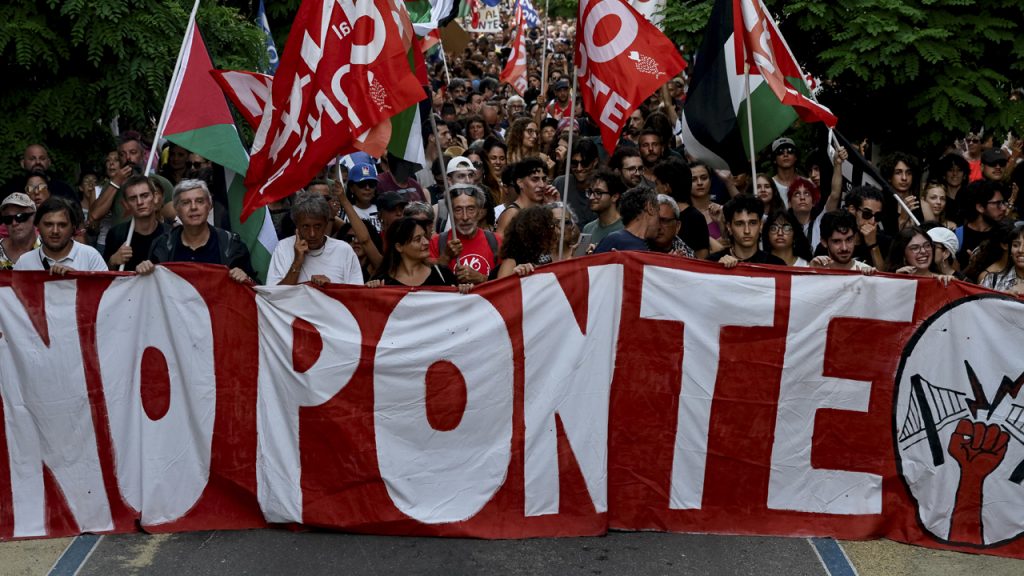 Sicilya’da binlerce kişi İtalya ile Sicilya’yı bağlayacak köprüyü protesto etti