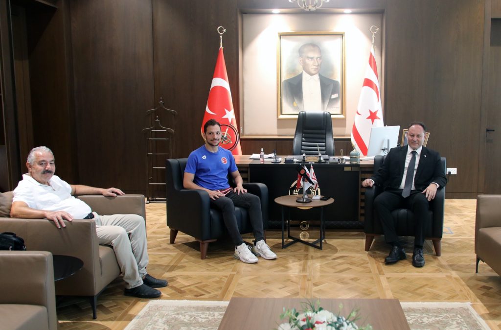 Öztürkler, milli yüzücü Doğukan Ulaç’ı tebrik etti