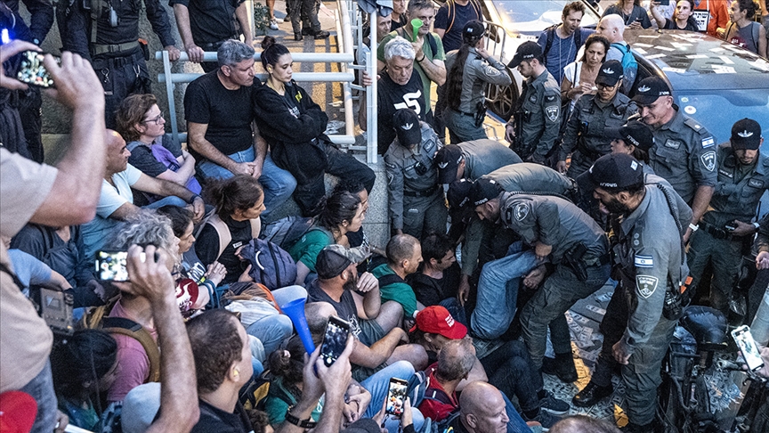 Netanyahu’nun partisinin genel merkezi önünde polis ile protestocular çatıştı