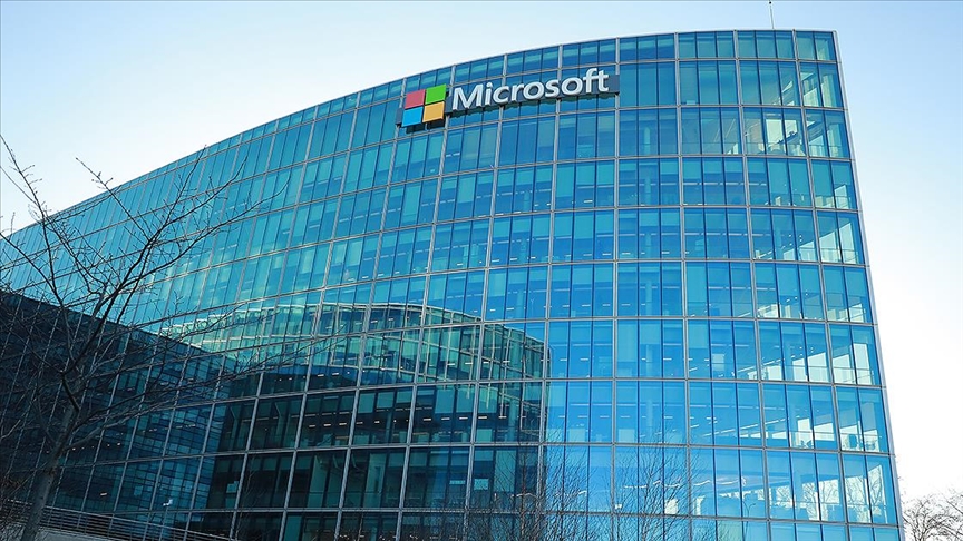 Microsoft çalışanları ve aktivistler, İsrail ordusuna destek veren şirketin genel merkezinde eylem yaptı