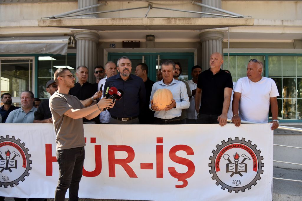 HÜR-İŞ’ten Çalışma ve Sosyal Güvenlik Bakanlığı önünde “kabaklı” eylem…