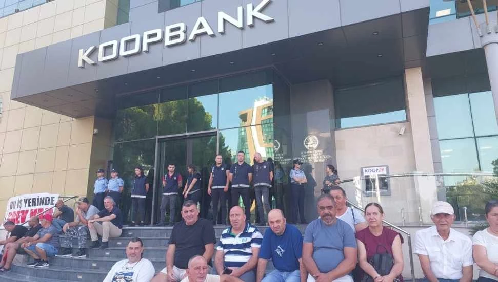 Koop-Sen’in süresiz grevi devam ediyor: Koopbank’ta da dayanışma amaçlı uyarı grevi yapılıyor