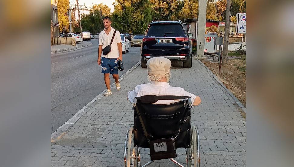 Engelli vatandaş, kaldırıma park eden araca isyan etti!