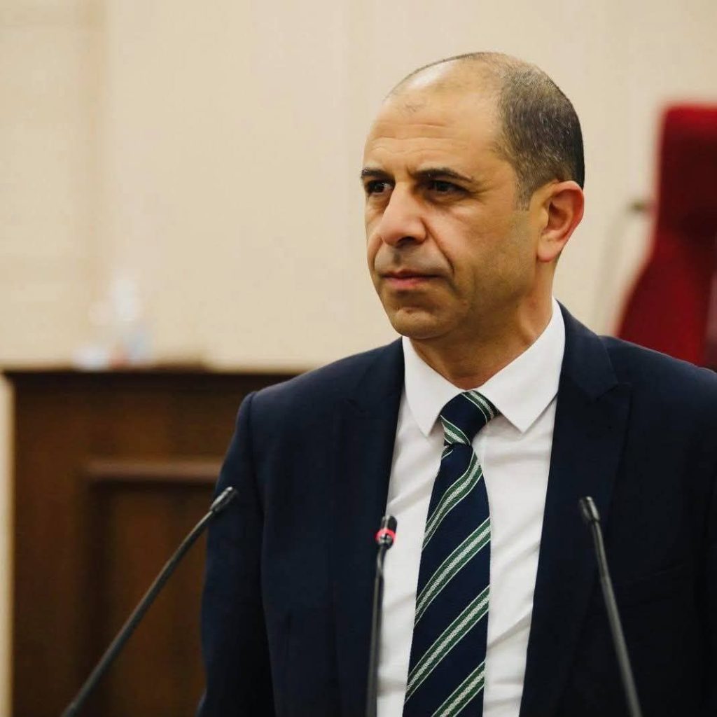 Özersay, Başbakan Üstel’in “silah ruhsatları” ile ilgili açıklamasına tepki gösterdi