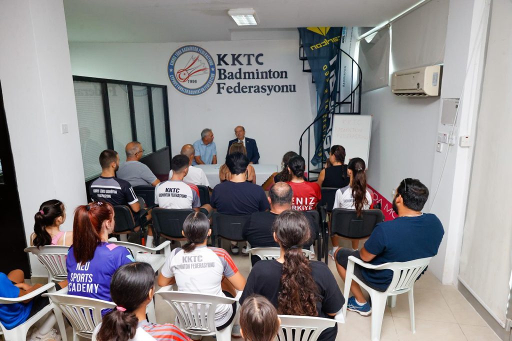 Cumhurbaşkanı Tatar Badmington Federasyonu’nu ziyaret etti