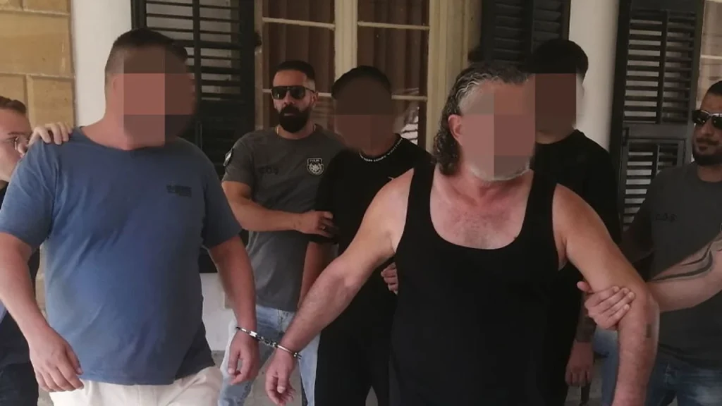 Türkiye’den adam vurmaya geldiler… Tetikçi, gözcü ve silah temin edenler mahkemede