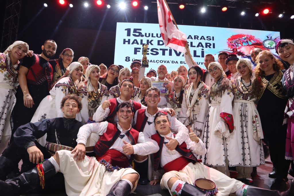 İskele Belediyesi Halk Dansları Topluluğu, Balçova’daki festivalinde birinci oldu